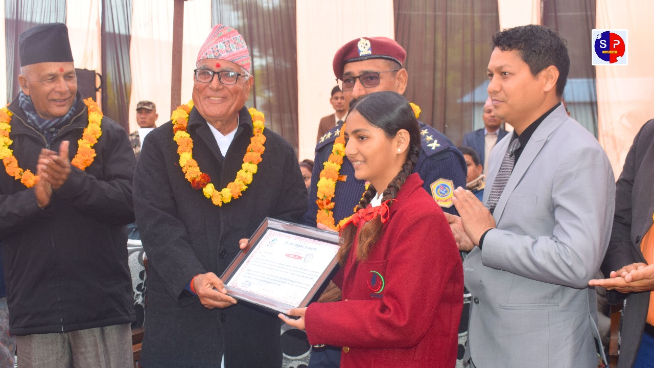 राष्ट्रिय हस्तलेखन प्रतियोगिता च्यापिएन आयुषा खडायतलाई सार्क स्कुलद्वारा सम्मान 