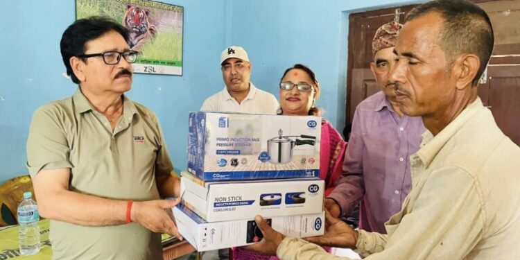 वेदकोटमा २ सय घरधुरीलाई विद्युतीय चुलो र भाँडा वितरण
