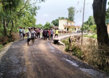 भाँसी–टकुलिया सडक कालोपत्रे प्रकरण : रोपाई गर्न खेतमा हुनुपर्ने किसान खबरदारी गर्न सडकमा