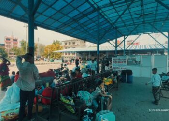 सार्वजनिक गाडी नचल्दा महेन्द्रनगर बसपार्कमा अलपत्र परेका यात्रु (तस्वीरहरू)