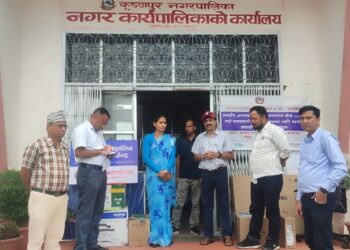 कञ्चनपुरको कृष्णपुरमा आपतकालीन कार्य सञ्चालन केन्द्र सुदृढीकरणका लागि सामग्री हस्तान्तरण