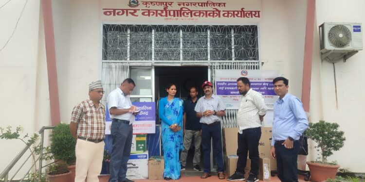 कञ्चनपुरको कृष्णपुरमा आपतकालीन कार्य सञ्चालन केन्द्र सुदृढीकरणका लागि सामग्री हस्तान्तरण