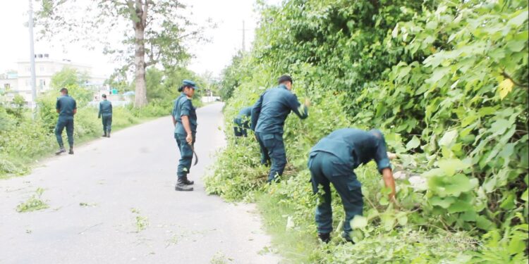 कञ्चनपुरको दोधारा चाँदनीमा नगर प्रहरीले थाल्यो साताव्यापी सरसफाइ अभियान