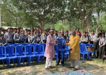 कञ्चनपुरको महाकाली मोडर्न पब्लिक स्कुलद्वारा वृद्धाश्रमलाई कुर्सी र फलफूल सहयोग