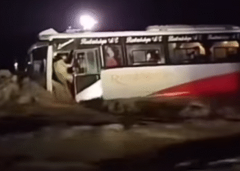 पूर्वी नवलपरासीमा बाढीले यात्रुवाहक बस बगायो