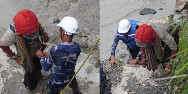 महाकाली नदीको बिचमा अड्किएका पुरुषको सकुशल उद्धार