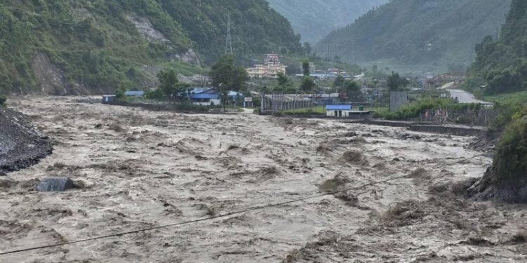 भोटेकोशीमा भीषण बाढी : सडक अवरुद्ध, स्थानीयवासीलाई सुरक्षित ठाउँमा सारियो