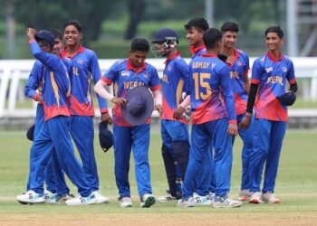 मलेशियासँगकाे सेमिफाइनलमा नेपाल टस जितेर बलिङ गर्दै