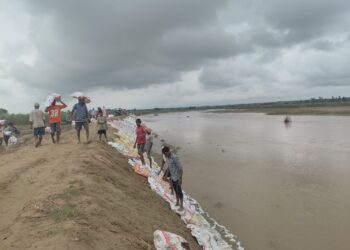 दोदा नदी किनारमा अस्थायी तटबन्ध निर्माण गरिँदै, बाढीको जोखिम न्यूनीकरणतर्फ स्थानीयको सक्रियता