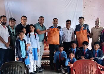 कर्मचारी युनियन स्थापना दिवस: टुहुरा बालबालिकालाई लुगा वितरण