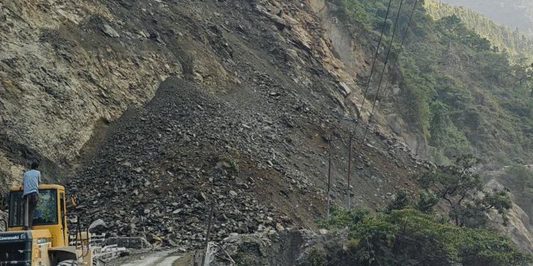 तुइन खोलामा फेरि ठुलो पहिरो खस्यो, आवागमन दुईतर्फी बन्द