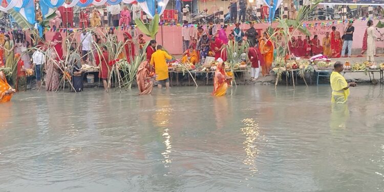 आज उदाउँदो सूर्यलाई अर्घ्य दिएर छठ पर्व समापन गरिँदै