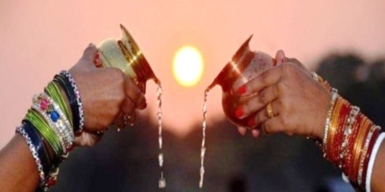 छठ पर्वको मुख्य दिन आज सूर्यलाई अर्घ दिँदै श्रद्धापूर्वक मनाइँदै