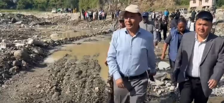 मन्त्री कुलमान घिसिङद्वारा बीपी राजमार्गको अवलोकन, असोज २४ सम्म ट्र्याक खुलाउने निर्देशन