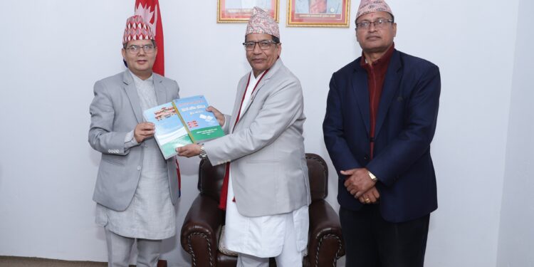 गण्डकी प्रदेश प्रमुख भट्ट समक्ष अख्तियारको प्रतिवेदन पेश