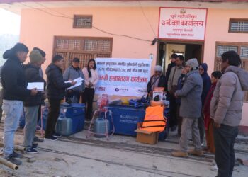विपद् पूर्वतयारीः कञ्चनपुर र कैलालीका २० समुदायलाई खोज तथा उद्धार सामग्री हस्तान्तरण
