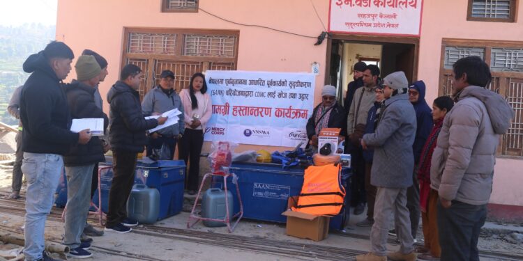विपद् पूर्वतयारीः कञ्चनपुर र कैलालीका २० समुदायलाई खोज तथा उद्धार सामग्री हस्तान्तरण