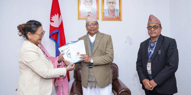 गण्डकी प्रदेश प्रमुख भट्ट समक्ष थारू आयोगको प्रतिवेदन पेस