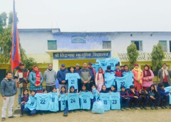 वडाध्यक्ष बोहराद्वारा सिद्धनाथ मावि बडैपुरलाई खेलाडी जर्सी सहयोग