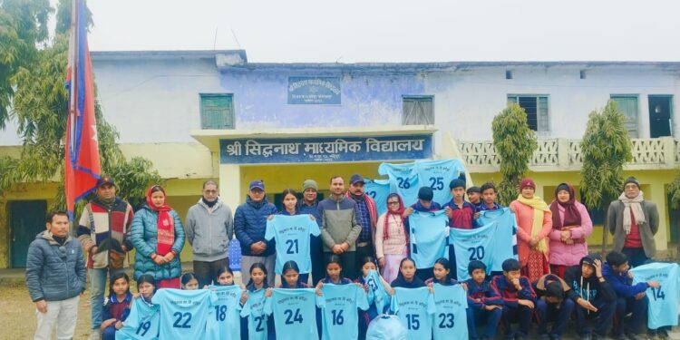 वडाध्यक्ष बोहराद्वारा सिद्धनाथ मावि बडैपुरलाई खेलाडी जर्सी सहयोग