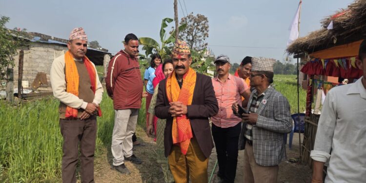 घरदैलो अभियानमा व्यस्त नेकपा एमालेका नेता सिंह