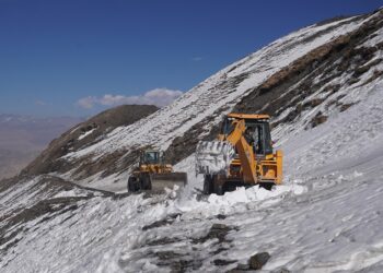 मुस्ताङ जिल्लाको साङ्ता मतदान केन्द्र जाने सडकको हिउँ पन्छाईंदै