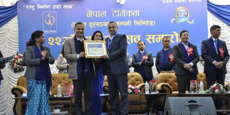 टेलिकमको वार्षिकोत्सवमा वरिष्ठ प्राविधिक अधिकृत पन्त दीर्घसेवा कदर पत्रसहित सम्मानित