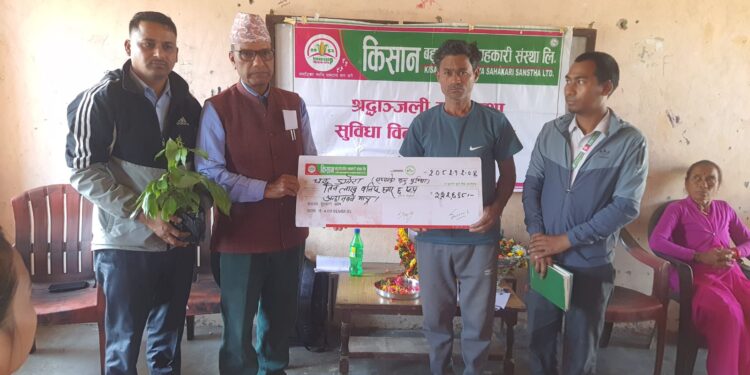 किसान सहकारीद्वारा मृतक सदस्यका परिवारलाई ३ लाख ३२ हजार राहत हस्तान्तरण