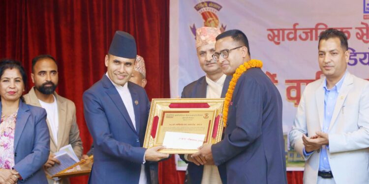 रेडियो नेपालको उत्कृष्ट संवाददाताबाट बाग सम्मानित