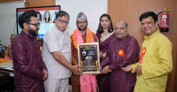 साहित्यकार हेमबाबु लेखक नयाँदिल्लीमा सम्मानित