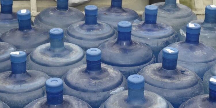 लागत र ढुवानी महँगिएपछि नेपाल पानी उद्योग महासंघले पिउने पानीको मूल्य बढाउने