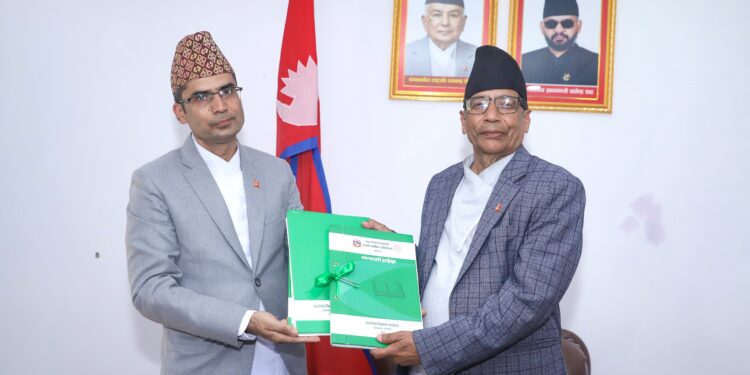 महालेखा परीक्षक कार्यालयको प्रतिवेदन गण्डकी प्रदेश प्रमुख समक्ष पेस
