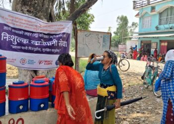 गर्मी बढेपछि दोधारा चाँदनीमा चिसो पानी वितरण