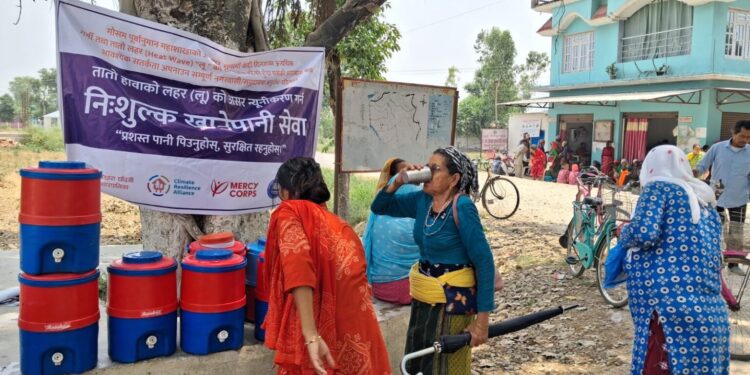 गर्मी बढेपछि दोधारा चाँदनीमा चिसो पानी वितरण