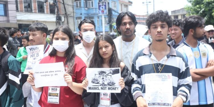 कक्षा १२ को नतिजाप्रति असन्तुष्टि जनाउँदै माइतीघरमा विद्यार्थी प्रदर्शन