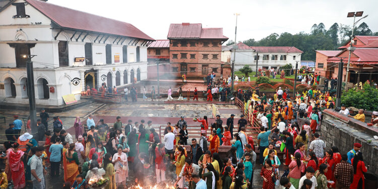 पहिलो श्रावण सोमबारमा पशुपतिनाथ भक्तमय, दर्शनार्थीको बाक्लो उपस्थिति