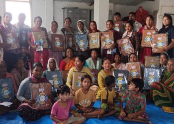 विपद्बाट कागजात जोगाउन दोधारा चाँदनीमा ‘कागजपत्र सुरक्षा फाईल’ वितरण; उद्धार र राहतमा मार्गप्रशस्त हुने अपेक्षा