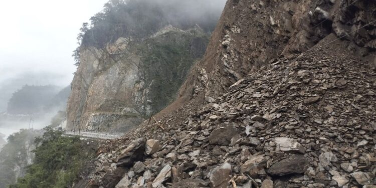 पहिरो र बाढीका कारण देशका विभिन्न राजमार्ग अवरुद्ध