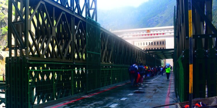 रसुवागढी नाकाको मितेरी पुलबाट गाडी सञ्चालन
