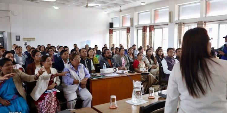 रास्वपाले सांसदलाई ‘पल्स आरएसपी’ डिजिटल प्लेटफर्मबारे जानकारी दिँदै