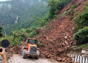 वर्षा र पहिरोले देशभरका प्रमुख राजमार्ग प्रभावित, केही सडक पूर्ण अवरुद्ध