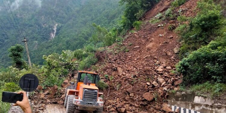 वर्षा र पहिरोले देशभरका प्रमुख राजमार्ग प्रभावित, केही सडक पूर्ण अवरुद्ध