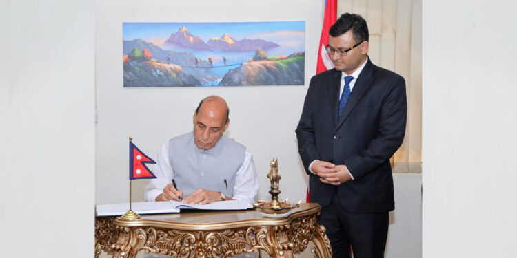 भोटेकोशी बाढीमा क्षतिप्रति समवेदना जनाउँदै नेपाली दूतावास पुगे भारतीय रक्षामन्त्री सिंह
