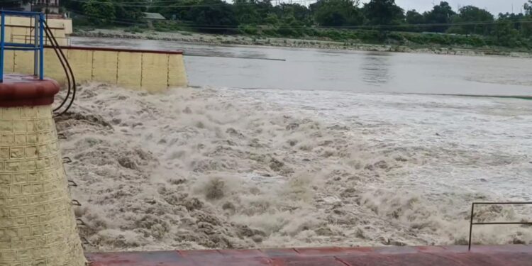 महाकालीको बहाव घटेसँगै बनबासा पुलमा यातायात पुनः सञ्चालन