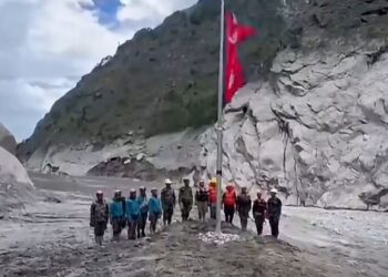 बाढीले बगाएको रसुवागढी सीमामा पुनः फहराइयो नेपालको राष्ट्रिय झण्डा