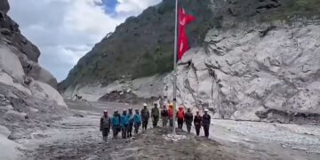 बाढीले बगाएको रसुवागढी सीमामा पुनः फहराइयो नेपालको राष्ट्रिय झण्डा
