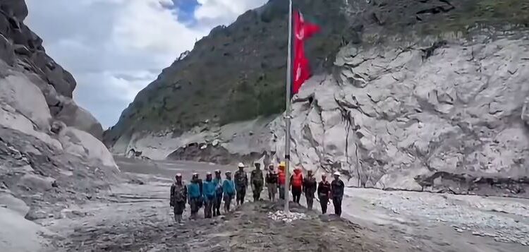 बाढीले बगाएको रसुवागढी सीमामा पुनः फहराइयो नेपालको राष्ट्रिय झण्डा