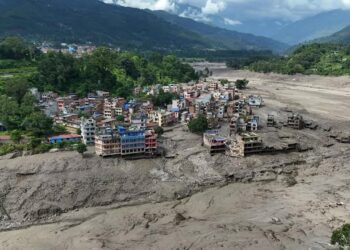 भोटेकोशी बाढीपीडितका लागि देश–विदेशबाट सहयोग जुट्दै, राहत वितरणमा चुनौती