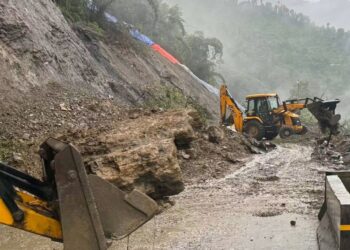 भारी वर्षाले ११ राजमार्ग अवरुद्ध