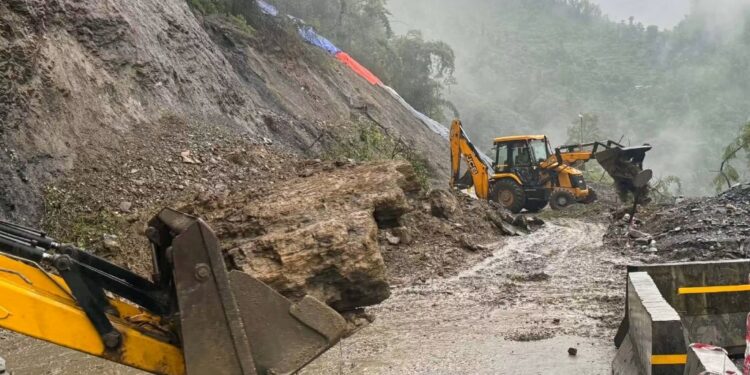 भारी वर्षाले ११ राजमार्ग अवरुद्ध